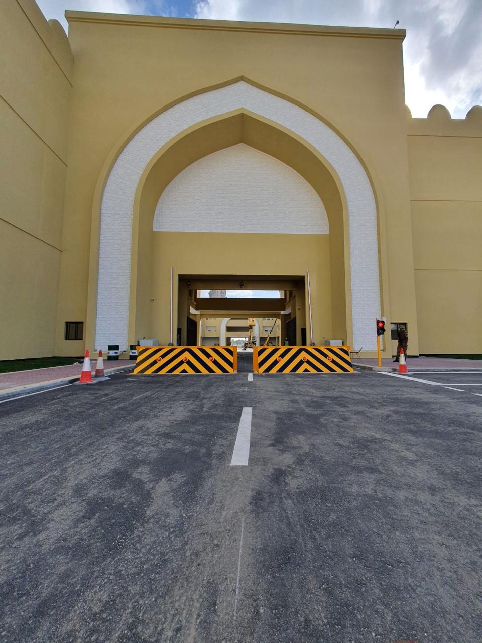 Hydraulic road blocker security system